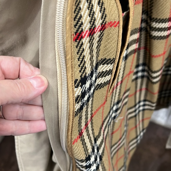 Men’s Burberry double lined trench coat Size L button closure. Pre owned - Picture 3 of 12